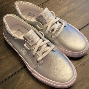 DC Girls Trase SE Skate Shoe Glitter Silver Size 4.5 Youth